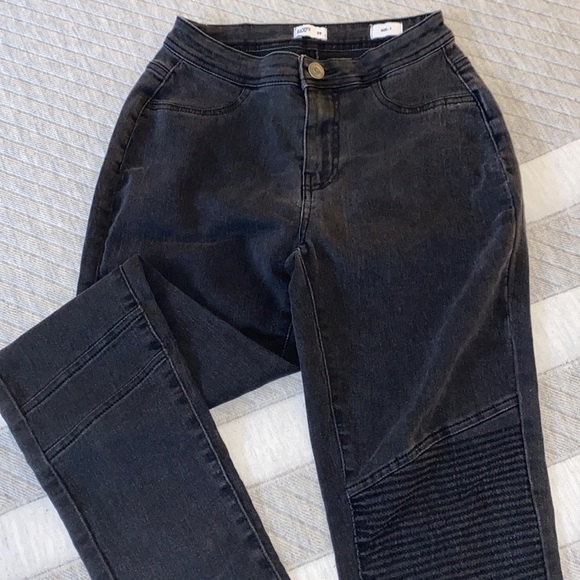 SOLD: Black Skinny Jeans - Picture 4 of 4